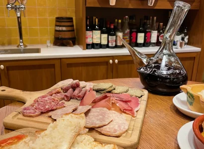 Evening tapas and wine tour in Girona